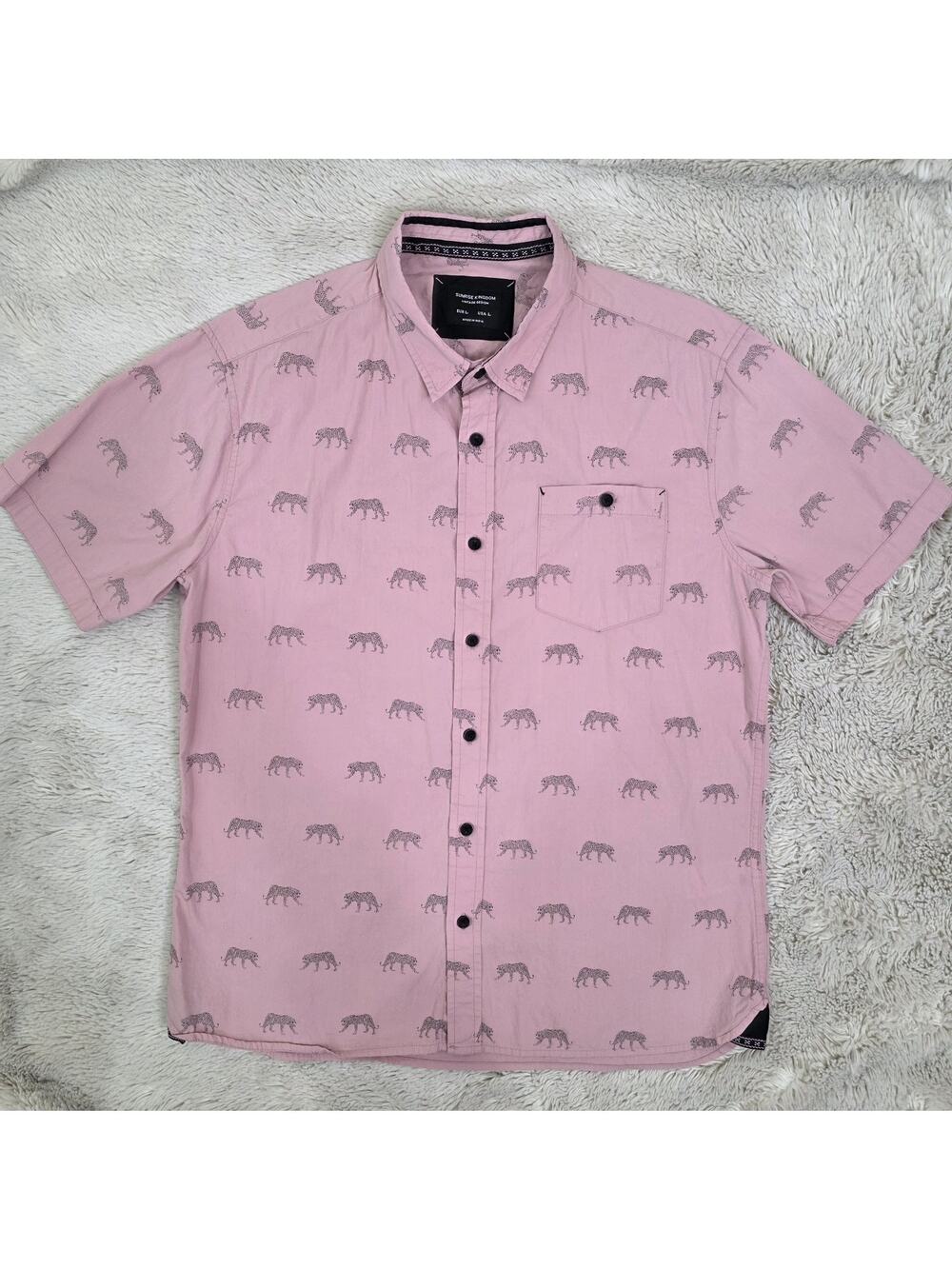 Sunrise Kingdom Short Sleeve Button Up Cheetah Design Shirt Pink Men's Large